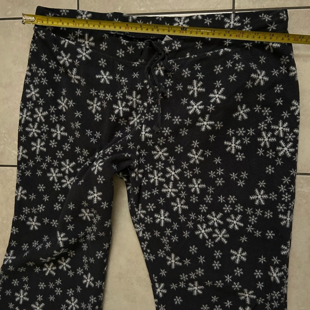 Old Navy Men's Black and White Snowflake Joggers - Picture 3 of 9
